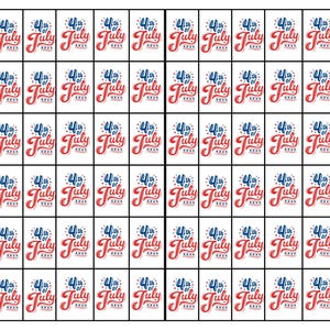 K&ouml;nnte beinhalten: Ein Raster rechteckiger Aufkleber, die jeweils den Text "4th of July" in roter Schrift mit blauen Akzenten und Sternen zeigen. Das Design wiederholt sich auf dem wei&szlig;en Hintergrund und erzeugt ein patriotisches Muster.