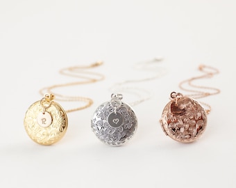 Antieke bloemenfotohanger met initialenketting in zilver, roségoud en goud.