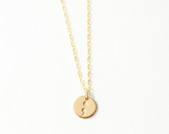 Puntkomma 9 mm schijfketting - ketting geestelijke gezondheid bewustzijn - geestelijke gezondheid bewustzijn sieraden - ketting gouden munt - The Emme Big Stacker