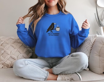 Koszulka Hello Darkness Crow, bluza z haftowanym ptaszkiem kawowym, komfortowe kolory 1717, zabawny sweter gotycki, koszulka dla miłośników kofeiny, bluza z kapturem z czarnym humorem