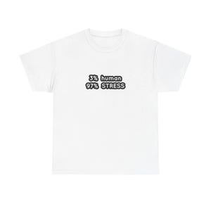 以下が含まれることがあります： 黒い丸みを帯びたフォントで「3% human 97% STRESS」と書かれた白いTシャツ。クルーネックのTシャツは、綿または同様の素材で作られている可能性があります。テキストは胸の中央に配置されています。