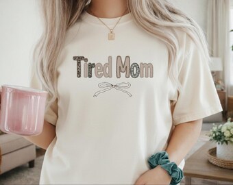 Koszulka dla zmęczonej mamy | Zabawna koszulka dla mamy, typografia życia mamy