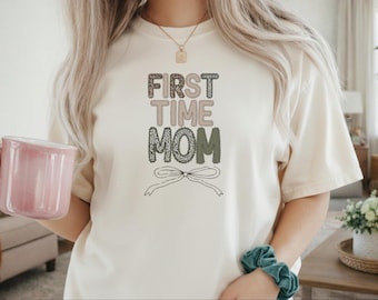 Koszulka dla mamy po raz pierwszy, ujawnienie ciąży, kolory dla mamy, kwiatowa koszulka dla mamy, koszulka dla mamy uniwersyteckiej, prezent dla mamy, prezent dla nowej mamy, mama po raz pierwszy