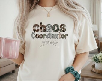 Koszulka koordynatora chaosu, koszulka dla mamy z motywem kwiatowym, koszulka dla mamy uniwersyteckiej, prezent dla mamy, prezent dla młodej mamy, koszulka dla osoby z chaosem, koordynator ślubu, projekt