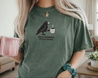 Koszulka Hello Darkness Crow, haftowana koszulka z kawowym ptakiem, komfortowe kolory 1717, zabawna koszulka gotycka, koszulka dla miłośników kofeiny, koszulka z czarnym humorem