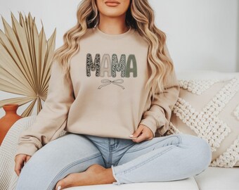 Bluza z nadrukiem "Mama w kwiaty", spersonalizowana bluza z haftem "Mama", spersonalizowany okrągły dekolt "Mama", prezent dla mamy, prezenty na Dzień Matki, prezenty dla mamy