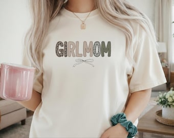 Koszulka GIRL MOM, kolory zapewniające wygodę mamie, kwiatowa koszulka dla mamy, koszulka uniwersytecka dla mamy, prezent dla mamy, prezent dla nowej mamy, koszulka klubu dla mam dziewczynek