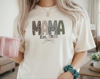 Koszulka Mama Est. 2026 | Litery w panterkę, koszulka dla młodej mamy