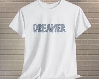 Koszulka z napisem „Dreamer” | Biała bawełniana koszulka z błękitnymi, akwarelowymi literami