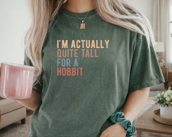 Koszulka unisex „Jestem całkiem wysoki jak na hobbita” Comfort Colors®, koszulka dla miłośników książek, koszulka o tematyce książkowej, zabawne prezenty dla miłośników fantasy