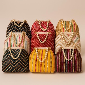 Bolsitas decorativas tipo potli: Bordadas con hilo, asa de perlas, ideales como detalle para bodas (5-100 unidades)