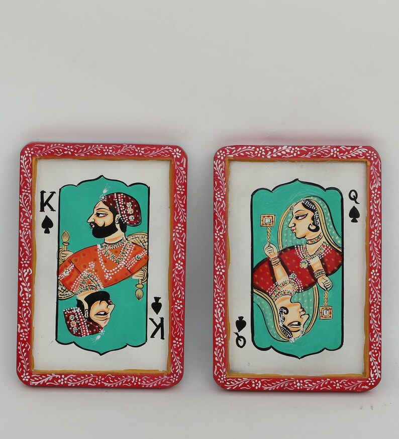 K&ouml;nnte beinhalten: Zwei rechteckige Kunstwerke im Spielkarten-Design. Eines zeigt einen K&ouml;nig in Orange und Gold, das andere eine K&ouml;nigin in Rot. Beide haben einen t&uuml;rkisfarbenen Hintergrund, einen wei&szlig;en Rand und einen roten dekorativen Rahmen. Die Karten sind mit den Buchstaben "K" und "Q" markiert.
