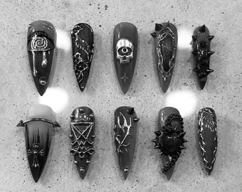 Handgefertigte Dark Gothic Press On Nails, Silberner Schädel & Cross Art, Cyber-Grunge Spikes Design, Metallic Bold Artistic Vibes Nagelset