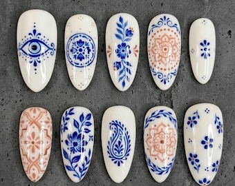 Handgefertigte Blaue Porzellan Nägel, Evil Eye & Mandala Nagelkunst, Mediterrane Fliesen Nageldesign, Nägel für künstlerische Vibes