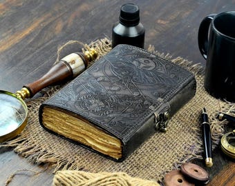 Libro de hechizos de piel de las sombras: Diario con relieve de polilla lunar y mariposa