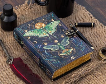 Diario de cuero Luna Moth: Libro de hechizos hecho a mano, papel con bordes irregulares