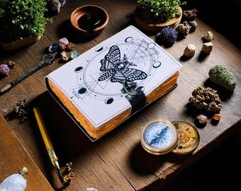 Diario de cuero Luna Moth: Libro de las Sombras antiguo, cuaderno de brujería