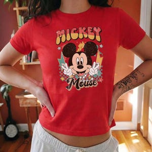 Puede incluir: Un letrero de madera r&uacute;stico con el texto "Welcome to our home" en un estilo manuscrito. El letrero presenta un acabado envejecido y un dise&ntilde;o simple y acogedor, perfecto para un porche o entrada.