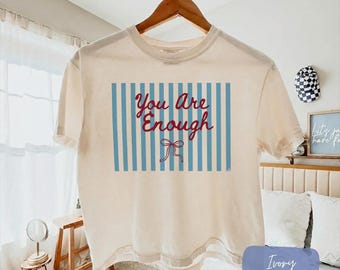 Camiseta corta cuadrada "Eres lo suficientemente" de Coquette, camisa cristiana con versículo bíblico, diseño a rayas y cita positiva de moda.