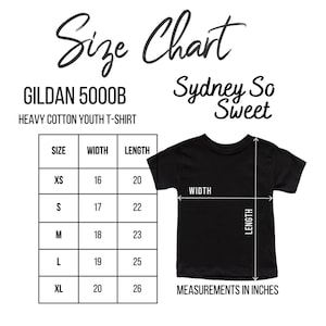 Puede incluir: Una camiseta negra Gildan 5000B de algod&oacute;n grueso para j&oacute;venes con una tabla de tallas. La tabla muestra las medidas en pulgadas para las tallas XS a XL. Tambi&eacute;n est&aacute; presente el texto "Sydney So Sweet".