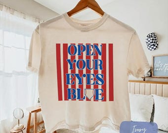 Camiseta corta azul de béisbol "Abre tus ojos", estilo swing, deportiva, con diseño a rayas, para el día del juego y con colores cómodos.