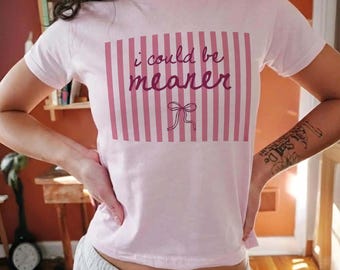 Camiseta de bebé "Coquette I Could Be Meaner Y2K", divertida y sarcástica, con diseño de rayas rosas y frase atrevida y moderna.