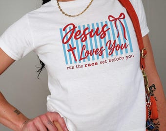 Camiseta cristiana Y2K para bebé con el lema "Jesús te ama", camiseta cristiana, camiseta de Jesús, camiseta minimalista de fe cristiana, camiseta de moda