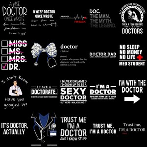 Puede incluir: Una colección de veinte diseños gráficos sobre un fondo negro con textos e ilustraciones de temática médica, incluyendo frases como A Wise Doctor Once Wrote, Doctor Dad, Trust Me I'm A Doctor, y varias citas e iconos relacionados con médicos.