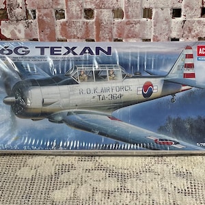 1998 Academy Plastic Model Kit T-6G Texan #1662 - 1:72 Scale  - SEALED