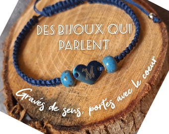 Bracciale intrecciato in filo di cotone cerato e perline, con placca in acciaio inossidabile blu a forma di cuore per l'incisione.