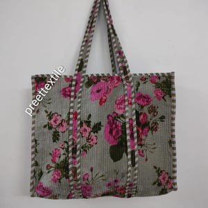 Puede incluir: Un bolso tote gris con un estampado floral de rosas rosas. El bolso tiene asas y ribetes a juego con un dise&ntilde;o a rayas. El texto "preette textile" est&aacute; impreso en el bolso.
