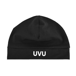 Puede incluir: Gorro negro con las letras blancas "UVU" en la parte delantera. El gorro está hecho de un material suave y está diseñado para ajustarse perfectamente a la cabeza. Este accesorio es ideal para el clima frío.