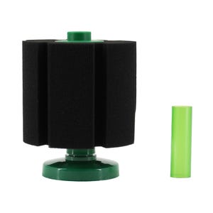 Puede incluir: Un filtro de esponja negro con una base y una parte superior verdes, y un tubo verde separado. El filtro de esponja tiene forma cilíndrica con secciones verticales. La base y la parte superior son de color verde oscuro.