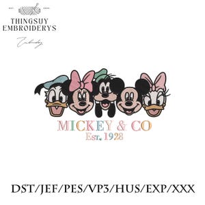 Peut inclure: Une broderie représentant les visages de Mickey Mouse, Minnie Mouse, Donald Duck, Dingo et Daisy Duck. Le texte "MICKEY & CO Est. 1928" est en dessous des personnages. Le design est sur fond blanc.