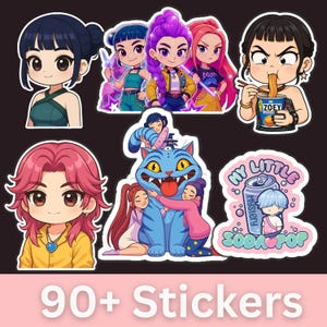 Peut inclure: Ensemble d'autocollants de dessins animés colorés avec des personnages de style anime. Les autocollants incluent des images de filles, un chat bleu et une canette de soda. Le texte "90+ Stickers" est en bas.