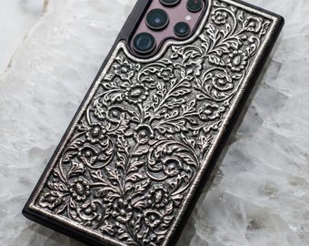 Funda de teléfono de metal con diseño floral vintage, hecha a mano y grabada en plata. Estuche de diseño premium en plata.