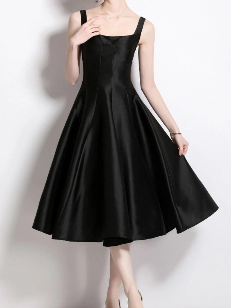 LEEZ Asymmetrical Dress Black and White Silhouette Line main image 0