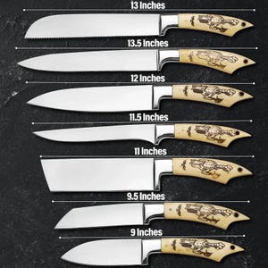 Può includere: Un set di sei coltelli in acciaio inossidabile con manici chiari e un design decorativo. Le lame variano in lunghezza da 22,86 cm a 34,29 cm. I coltelli sono disposti su una superficie scura.