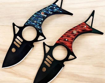 Cuchillo táctico personalizado con agarre para los dedos – Hoja compacta de espiga completa con mango de color (rojo y azul)