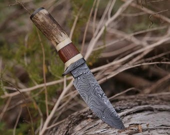 Cuchillo de acero forjado con patrón personalizado / Mango de asta / Herramienta para acampar y bushcraft