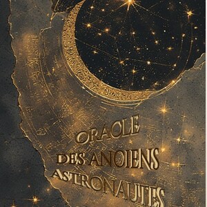 Op de afbeelding: Een rechthoekige kaartendoos met een donkere achtergrond en gouden hemelse illustraties van een maansikkel en sterrenbeelden. De tekst ORACLE DES ANCIENS ASTRONAUTES en TaliByKarrigane staat in gouden letters op het oppervlak.