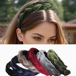 Op de afbeelding: Een gevlochten fluwelen haarband in donkergroen wordt gedragen door een persoon met lang bruin haar. Hieronder een verzameling haarbanden in verschillende kleuren: zwart, marineblauw, beige, bordeauxrood, grijs en groen. Deze haarbanden zijn een stijlvol haaraccessoire.