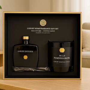 Könnte beinhalten: Ein luxuriöses Raumduft-Geschenkset in einer schwarzen Box mit goldenen Verzierungen. Das Set enthält einen schwarzen Diffusor mit goldenen Akzenten, eine schwarze Kerze mit der Aufschrift "Wild Pomegranate" und ein Stäbchenpaket.