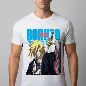 Op de afbeelding: Wit t-shirt met een afbeelding van een anime-personage met blond haar, die een zwaard vasthoudt. Het shirt heeft het woord "BORUTO" in blauw en het jaar "2026" in roze. De tekst "-THE NEXT GENERATIONS-" staat ook in blauw.