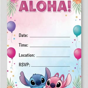 Peut inclure: Carte d'invitation colorée avec le mot "ALOHA!" en rose. Elle présente des illustrations de Stitch et Angel, avec des espaces pour la date, l'heure, le lieu et la réponse. Des motifs floraux et des ballons complètent le design, avec des mesures en cm.