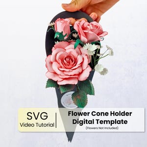 Könnte beinhalten: Ein schwarzer Blumenkegelhalter aus Papier, gefüllt mit rosa Papierrosen, weißem Schleierkraut und grünen Papierblättern. Der Halter trägt den Text "Flower Cone Holder Digital Template" und "SVG Video Tutorial".