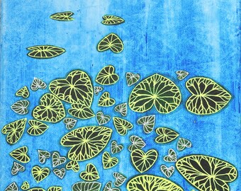 Op de afbeelding: Een blauwe achtergrond met een patroon van groene en zwarte hartvormige bladeren. De bladeren zijn in een cascade-patroon gerangschikt, met de grootste bladeren onderaan en de kleinste bladeren bovenaan.