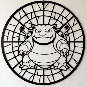 Puede incluir: Arte mural en blanco y negro que representa un personaje de dibujos animados con forma de tortuga y dos cañones en la espalda, sobre un fondo geométrico circular. El diseño cortado con láser es adecuado para la decoración del hogar.