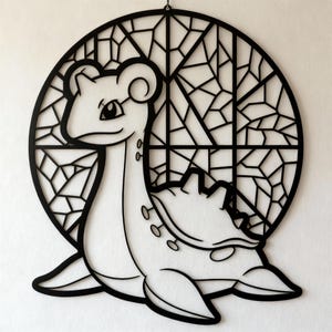 Puede incluir: Arte de pared negro cortado con láser que presenta una criatura marina de estilo caricatura, sobre un fondo geométrico dentro de un marco circular. La obra de arte es un diseño detallado en dos dimensiones, adecuado para la decoración del hogar.