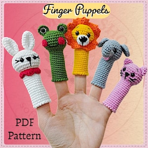 Peut inclure: Une main présente cinq marionnettes à doigts crochetées : un lapin blanc, une grenouille verte, un lion jaune, un éléphant gris et un chat rose. Les marionnettes sont détaillées avec des yeux noirs et d'autres caractéristiques. Le texte "Finger Puppets" et "PDF Pattern" est inclus.